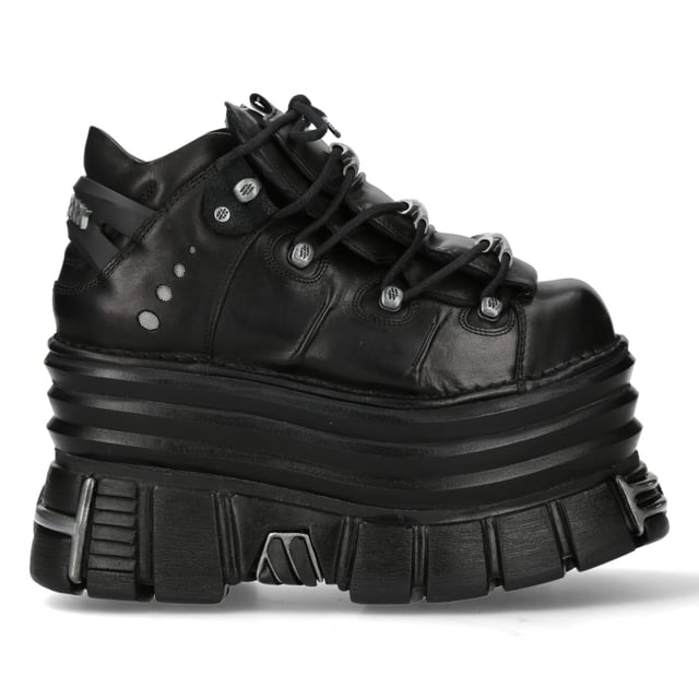 Los botines New Rock M-106-C181 de la Colección Metallic redefinen el calzado gótico y punk con su suela de plataforma ultragruesa. Elaborados en piel de vacuno negra de alta calidad con interior de piel, ofrecen una durabilidad y comodidad superiores. Con un impresionante tacón de 13 cm y una atrevida plataforma de 10 cm, estos botines ofrecen un look distintivo e inconfundible. El diseño con cordones realza su toque rebelde, haciéndolos perfectos para quienes abrazan la moda heavy, punk y rock. Características principales: Material: Exterior: Piel de vacuno | Interior: Piel de cerdo | Altura del tacón: 13 cm | Altura de la plataforma: 10 cm | Material de la suela: PU-ULTRA | Cierre: Cordones (cordón) | Altura de la caña: 10 cm | Estilo: Gótico, Heavy, Punk, Rock | Diseño unisex: Apto para todos los géneros | Suela gruesa: Plataforma extragrande para una estética atrevida y vanguardista