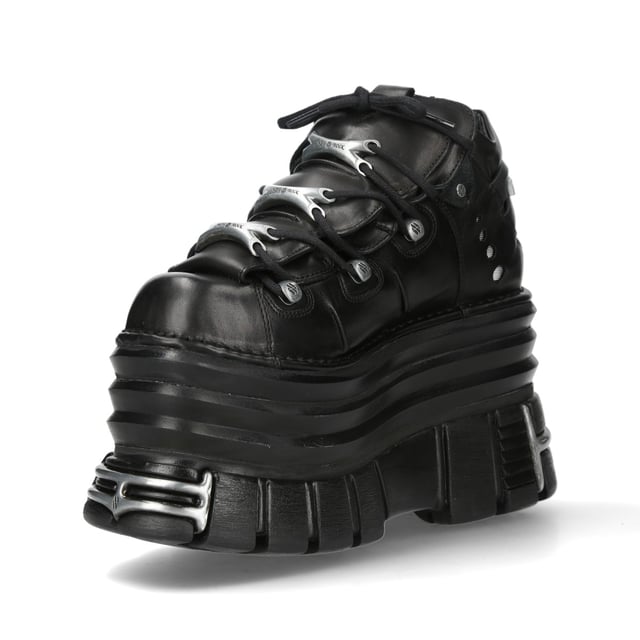Los botines New Rock M-106-C181 de la Colección Metallic redefinen el calzado gótico y punk con su suela de plataforma ultragruesa. Elaborados en piel de vacuno negra de alta calidad con interior de piel, ofrecen una durabilidad y comodidad superiores. Con un impresionante tacón de 13 cm y una atrevida plataforma de 10 cm, estos botines ofrecen un look distintivo e inconfundible. El diseño con cordones realza su toque rebelde, haciéndolos perfectos para quienes abrazan la moda heavy, punk y rock. Características principales: Material: Exterior: Piel de vacuno | Interior: Piel de cerdo | Altura del tacón: 13 cm | Altura de la plataforma: 10 cm | Material de la suela: PU-ULTRA | Cierre: Cordones (cordón) | Altura de la caña: 10 cm | Estilo: Gótico, Heavy, Punk, Rock | Diseño unisex: Apto para todos los géneros | Suela gruesa: Plataforma extragrande para una estética atrevida y vanguardista