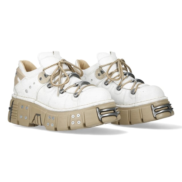 Los zapatos New Rock M-120N-C80 de la Colección Metallic combinan la estética gótica y punk con un toque futurista. Fabricados en material sintético de alta calidad con interior de piel de cerdo, ofrecen durabilidad y comodidad. Con un llamativo tacón de plataforma de 7 cm y una suela de 4 cm, estos zapatos ofrecen un look sofisticado y llamativo. El diseño con cordones refuerza su carácter rebelde, haciéndolos perfectos para quienes adoptan la moda alternativa con un toque moderno. Características principales: Material: Exterior - Sintético | Interior - Piel de cerdo | Altura del tacón: 7 cm | Altura de la plataforma: 4 cm | Material de la suela: PU-ULTRA | Cierre: Cordones (cordón) | Altura de la caña: 10 cm | Estilo: Gótico, Heavy, Punk, Rock | Diseño unisex: Adecuados tanto para hombre como para mujer | Color único: Exterior blanco llamativo con suela beige para un look impactante