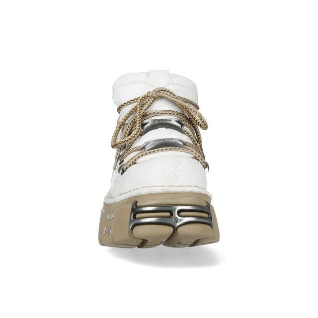 Los zapatos New Rock M-120N-C80 de la Colección Metallic combinan la estética gótica y punk con un toque futurista. Fabricados en material sintético de alta calidad con interior de piel de cerdo, ofrecen durabilidad y comodidad. Con un llamativo tacón de plataforma de 7 cm y una suela de 4 cm, estos zapatos ofrecen un look sofisticado y llamativo. El diseño con cordones refuerza su carácter rebelde, haciéndolos perfectos para quienes adoptan la moda alternativa con un toque moderno. Características principales: Material: Exterior - Sintético | Interior - Piel de cerdo | Altura del tacón: 7 cm | Altura de la plataforma: 4 cm | Material de la suela: PU-ULTRA | Cierre: Cordones (cordón) | Altura de la caña: 10 cm | Estilo: Gótico, Heavy, Punk, Rock | Diseño unisex: Adecuados tanto para hombre como para mujer | Color único: Exterior blanco llamativo con suela beige para un look impactante