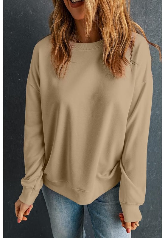 Sudadera clásica y versátil  
Ideal para looks casuales con cualquier pantalón  
Fácil de llevar  
Cuello redondo  
Disponible en colores sólidos y diferentes tallas  
Material: 50% poliéster 50% algodón
