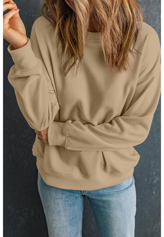Sudadera clásica y versátil  
Ideal para looks casuales con cualquier pantalón  
Fácil de llevar  
Cuello redondo  
Disponible en colores sólidos y diferentes tallas  
Material: 50% poliéster 50% algodón