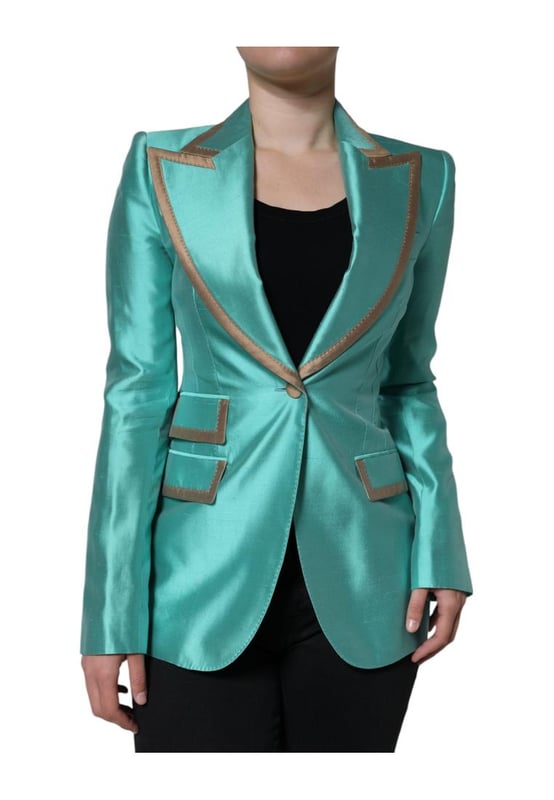 '''json
{
  descripcion: DOLCE & GABBANA Precioso blazer de seda 100% autentico de Dolce & Gabbana a estrenar con solapas de pico cierre de botones en la parte delantera bolsillos delanteros con solapa mangas largas y punos abotonados. Esta chaqueta de.