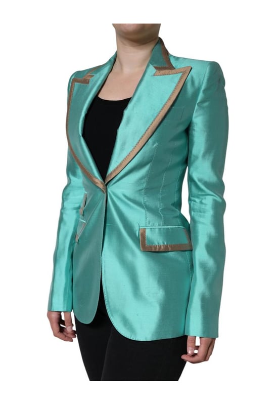 '''json
{
  descripcion: DOLCE & GABBANA Precioso blazer de seda 100% autentico de Dolce & Gabbana a estrenar con solapas de pico cierre de botones en la parte delantera bolsillos delanteros con solapa mangas largas y punos abotonados. Esta chaqueta de.
