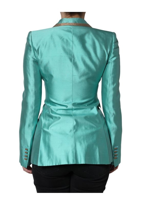 '''json
{
  descripcion: DOLCE & GABBANA Precioso blazer de seda 100% autentico de Dolce & Gabbana a estrenar con solapas de pico cierre de botones en la parte delantera bolsillos delanteros con solapa mangas largas y punos abotonados. Esta chaqueta de.