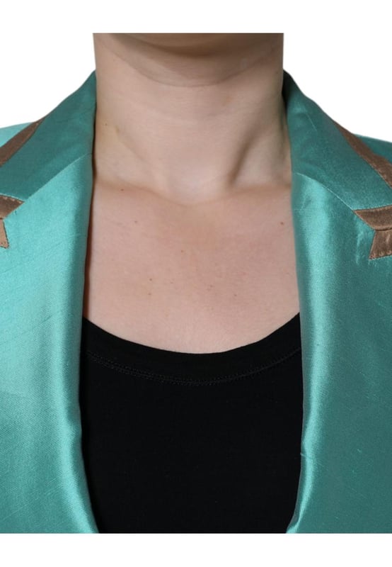 '''json
{
  descripcion: DOLCE & GABBANA Precioso blazer de seda 100% autentico de Dolce & Gabbana a estrenar con solapas de pico cierre de botones en la parte delantera bolsillos delanteros con solapa mangas largas y punos abotonados. Esta chaqueta de.
