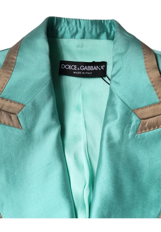 '''json
{
  descripcion: DOLCE & GABBANA Precioso blazer de seda 100% autentico de Dolce & Gabbana a estrenar con solapas de pico cierre de botones en la parte delantera bolsillos delanteros con solapa mangas largas y punos abotonados. Esta chaqueta de.