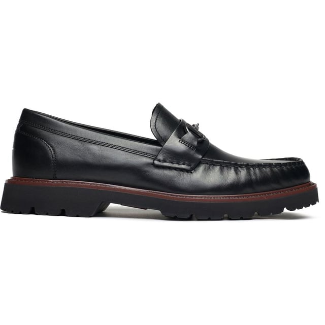 El Cole Haan American Classic es el mocasín de cuero definitivo, que combina el estilo de diseño con la comodidad. Diseñado para brindar comodidad durante todo el día y un estilo versátil, estos elegantes y elegantes mocasines tienen un detalle de mocasín con la marca en la parte posterior y detalles cosidos. Un básico CH elegante e imprescindible para su guardarropa elegante e informal.