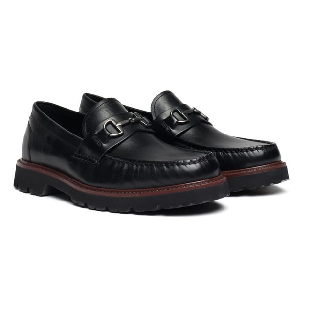 El Cole Haan American Classic es el mocasín de cuero definitivo, que combina el estilo de diseño con la comodidad. Diseñado para brindar comodidad durante todo el día y un estilo versátil, estos elegantes y elegantes mocasines tienen un detalle de mocasín con la marca en la parte posterior y detalles cosidos. Un básico CH elegante e imprescindible para su guardarropa elegante e informal.