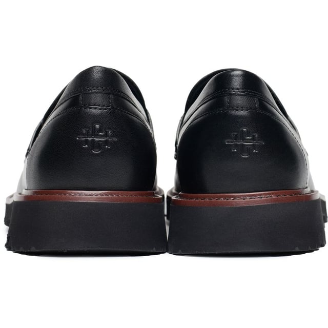 El Cole Haan American Classic es el mocasín de cuero definitivo, que combina el estilo de diseño con la comodidad. Diseñado para brindar comodidad durante todo el día y un estilo versátil, estos elegantes y elegantes mocasines tienen un detalle de mocasín con la marca en la parte posterior y detalles cosidos. Un básico CH elegante e imprescindible para su guardarropa elegante e informal.