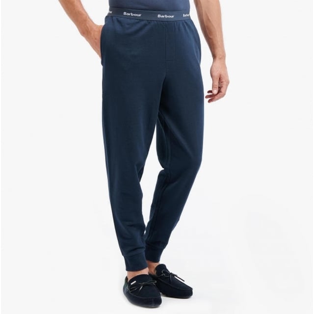 Barbour Barbour JAKE Mens Lounge Joggers Navy

 Upper Material: 100% Cotton

Closure/Fastening: Pull-On

Features: Comfort,Lightweight

Toe Shape: Round

Item Weight: 0.5 KG

Clothing Fit: Regular

Heel Height: None

Single Or Multi Pack?: Single

Gift Boxed: No

Material Composition: 100% Cotton

Clothing Features: Elasticated Waistband on Trousers with Barbour Logo | Two Side Seam Pockets | Rib Detailed Bottom Cuffs
Product Code: MNW0022NY91