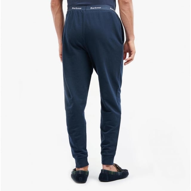 Barbour Barbour JAKE Mens Lounge Joggers Navy

 Upper Material: 100% Cotton

Closure/Fastening: Pull-On

Features: Comfort,Lightweight

Toe Shape: Round

Item Weight: 0.5 KG

Clothing Fit: Regular

Heel Height: None

Single Or Multi Pack?: Single

Gift Boxed: No

Material Composition: 100% Cotton

Clothing Features: Elasticated Waistband on Trousers with Barbour Logo | Two Side Seam Pockets | Rib Detailed Bottom Cuffs
Product Code: MNW0022NY91