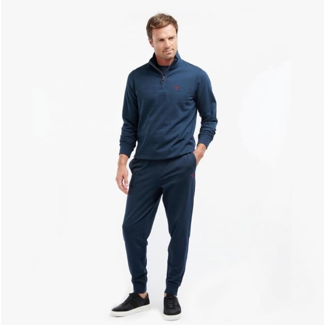 Barbour Barbour JAKE Mens Lounge Joggers Navy

 Upper Material: 100% Cotton

Closure/Fastening: Pull-On

Features: Comfort,Lightweight

Toe Shape: Round

Item Weight: 0.5 KG

Clothing Fit: Regular

Heel Height: None

Single Or Multi Pack?: Single

Gift Boxed: No

Material Composition: 100% Cotton

Clothing Features: Elasticated Waistband on Trousers with Barbour Logo | Two Side Seam Pockets | Rib Detailed Bottom Cuffs
Product Code: MNW0022NY91