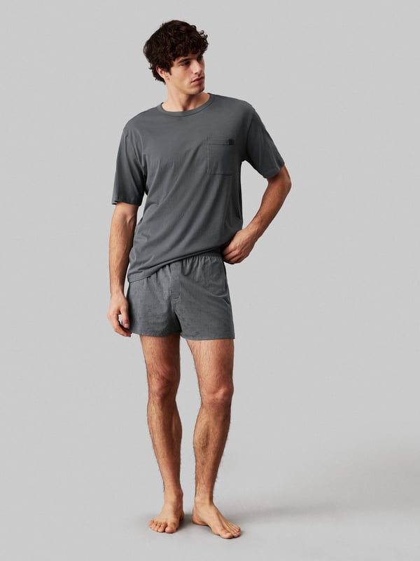 Calvin Klein MODERN COTTON VDAY Mens Boxer Set Turbulence

Closure/Fastening: Pull-On

Features: Comfort

Item Weight: 0.11 KG

Clothing Fit: Regular

Single Or Multi Pack?: Single

Gift Boxed: No

Material Composition: 100% Cotton
Product Code: 000NM2662ERG0
