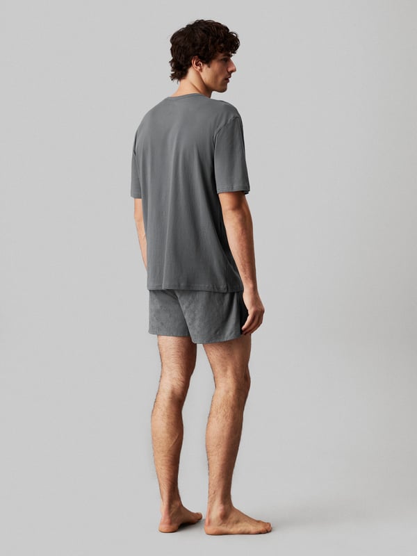 Calvin Klein MODERN COTTON VDAY Mens Boxer Set Turbulence

Closure/Fastening: Pull-On

Features: Comfort

Item Weight: 0.11 KG

Clothing Fit: Regular

Single Or Multi Pack?: Single

Gift Boxed: No

Material Composition: 100% Cotton
Product Code: 000NM2662ERG0