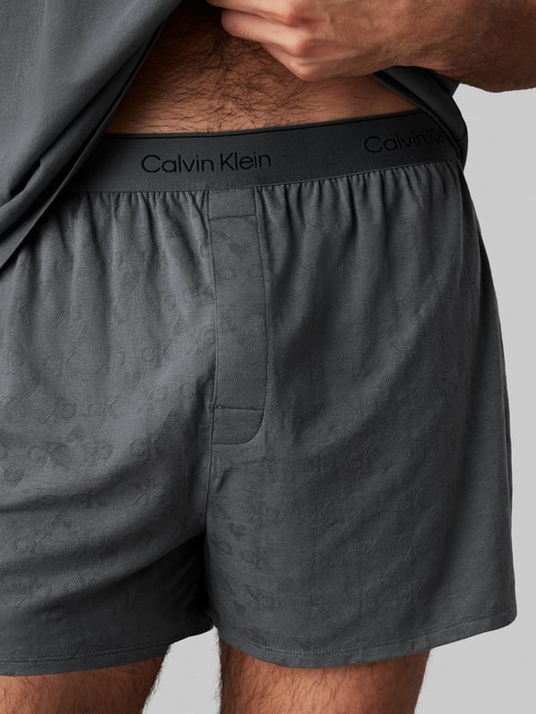 Calvin Klein MODERN COTTON VDAY Mens Boxer Set Turbulence

Closure/Fastening: Pull-On

Features: Comfort

Item Weight: 0.11 KG

Clothing Fit: Regular

Single Or Multi Pack?: Single

Gift Boxed: No

Material Composition: 100% Cotton
Product Code: 000NM2662ERG0