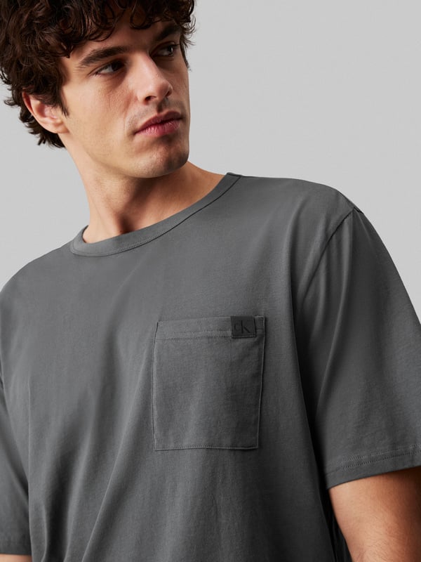 Calvin Klein MODERN COTTON VDAY Mens Boxer Set Turbulence

Closure/Fastening: Pull-On

Features: Comfort

Item Weight: 0.11 KG

Clothing Fit: Regular

Single Or Multi Pack?: Single

Gift Boxed: No

Material Composition: 100% Cotton
Product Code: 000NM2662ERG0