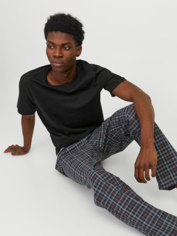 Jack &amp; Jones Jack &amp; Jones BASIC TEE Mens Pyjama Set Black

Closure/Fastening: Pull-On

Features: Comfort

Item Weight: 0.4 KG

Clothing Fit: Regular

Single Or Multi Pack?: Single

Gift Boxed: No

Material Composition: 100% Cotton

Clothing Features: Elasticated Waistband
Product Code: 12263659-BLK