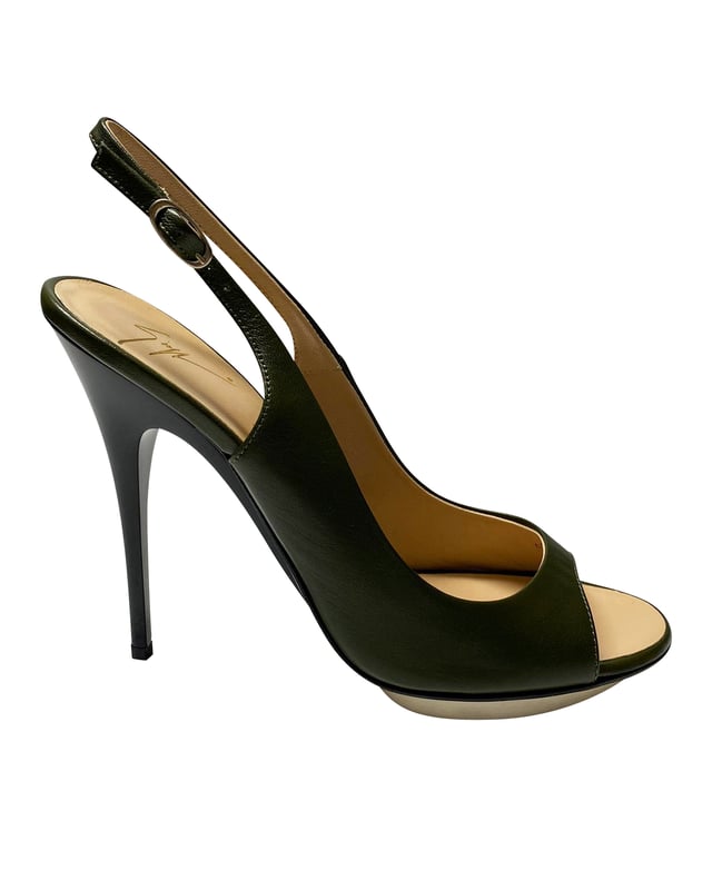VINTAGE, RRP AS NEW
Crafted out of black leather, these peep-toe slingback sandals are simple yet truly attractive. Pair these with your favorite formal or informal party wear and be the head turner in the crowd! Made in Italy.

Giuseppe Zanotti Peep Toe Slingback Pumps in Black Leather
Color: black
Material: Leather
Condition: excellent with very minimal signs of wear
Size: 40
Sign of wear: Yes
SKU: 91651