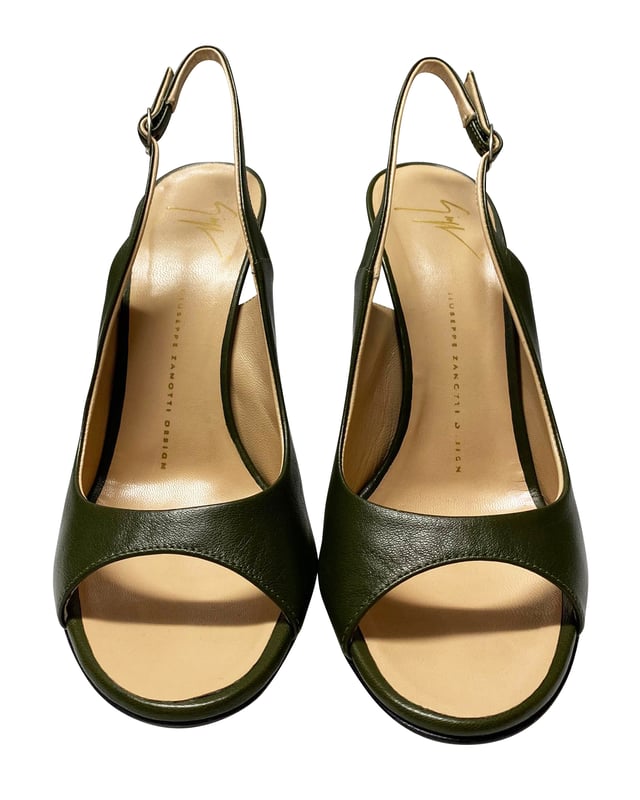 VINTAGE, RRP AS NEW
Crafted out of black leather, these peep-toe slingback sandals are simple yet truly attractive. Pair these with your favorite formal or informal party wear and be the head turner in the crowd! Made in Italy.

Giuseppe Zanotti Peep Toe Slingback Pumps in Black Leather
Color: black
Material: Leather
Condition: excellent with very minimal signs of wear
Size: 40
Sign of wear: Yes
SKU: 91651