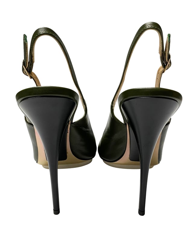VINTAGE, RRP AS NEW
Crafted out of black leather, these peep-toe slingback sandals are simple yet truly attractive. Pair these with your favorite formal or informal party wear and be the head turner in the crowd! Made in Italy.

Giuseppe Zanotti Peep Toe Slingback Pumps in Black Leather
Color: black
Material: Leather
Condition: excellent with very minimal signs of wear
Size: 40
Sign of wear: Yes
SKU: 91651
