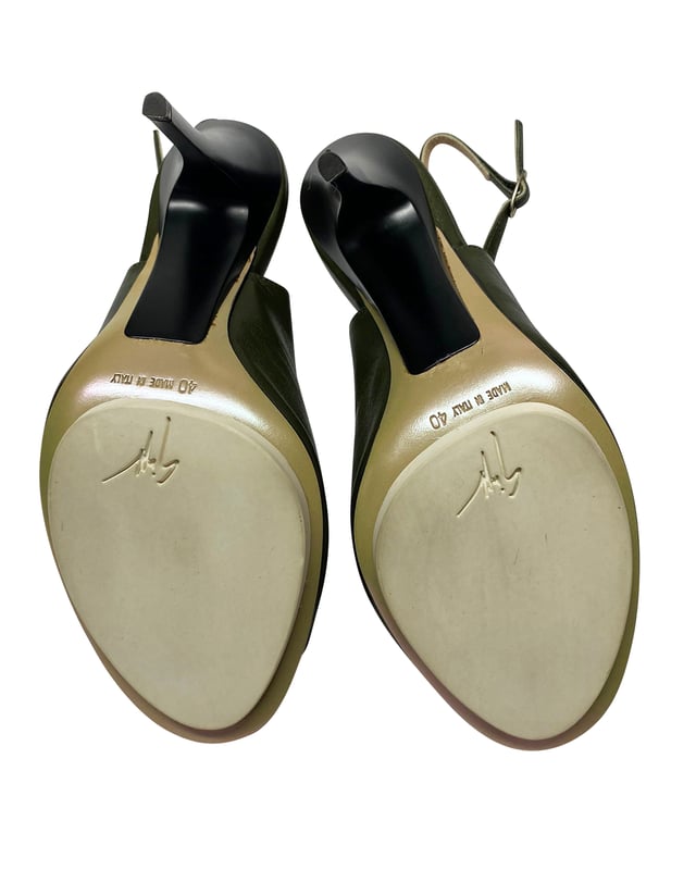 VINTAGE, RRP AS NEW
Crafted out of black leather, these peep-toe slingback sandals are simple yet truly attractive. Pair these with your favorite formal or informal party wear and be the head turner in the crowd! Made in Italy.

Giuseppe Zanotti Peep Toe Slingback Pumps in Black Leather
Color: black
Material: Leather
Condition: excellent with very minimal signs of wear
Size: 40
Sign of wear: Yes
SKU: 91651