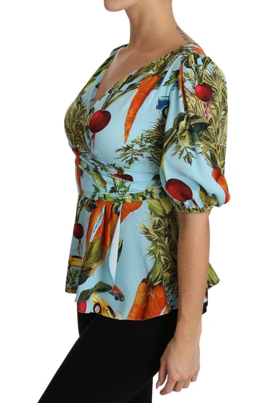 Increíble blusa de seda con estampado de vegetales de Dolce & Gabbana  
Hecha en Italia con alta artesanía  
Diseño de estampado de vegetales multicolor  
Detalles de logo  
Mezcla de material de 94% seda y 6% spandex  
Pieza exclusiva y elegante
