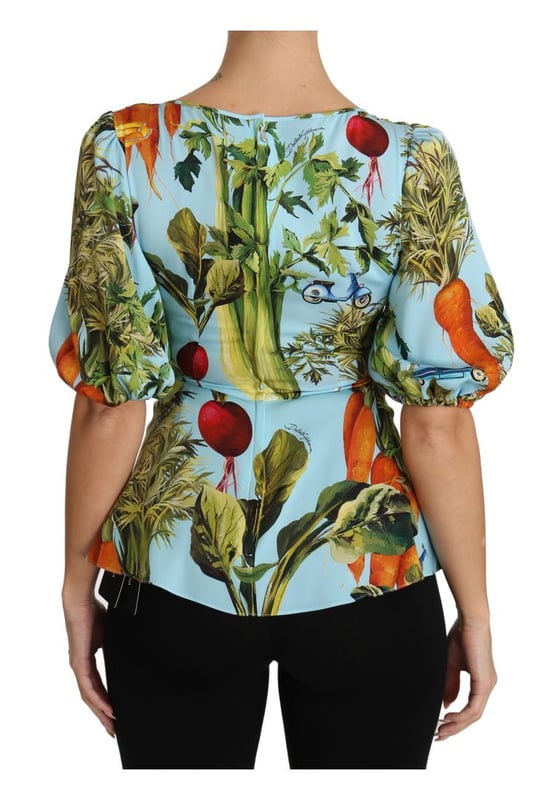 Increíble blusa de seda con estampado de vegetales de Dolce & Gabbana  
Hecha en Italia con alta artesanía  
Diseño de estampado de vegetales multicolor  
Detalles de logo  
Mezcla de material de 94% seda y 6% spandex  
Pieza exclusiva y elegante