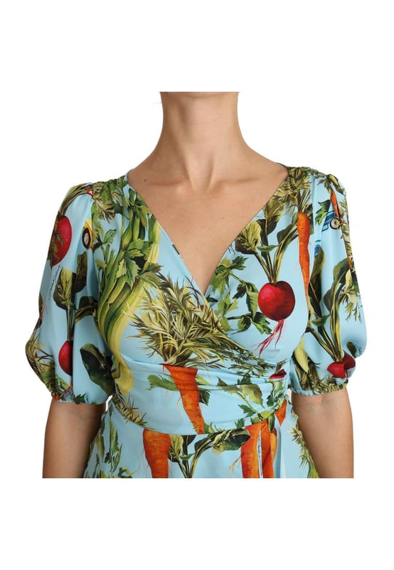 Increíble blusa de seda con estampado de vegetales de Dolce & Gabbana  
Hecha en Italia con alta artesanía  
Diseño de estampado de vegetales multicolor  
Detalles de logo  
Mezcla de material de 94% seda y 6% spandex  
Pieza exclusiva y elegante