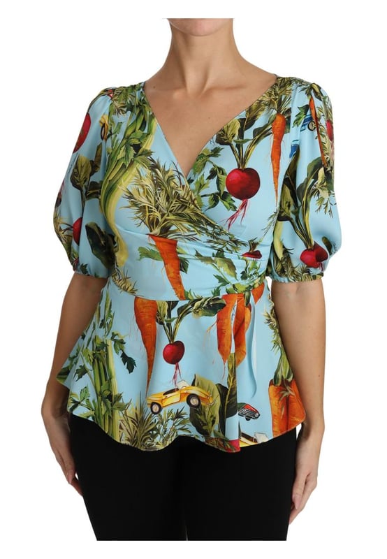 Increíble blusa de seda con estampado de vegetales de Dolce & Gabbana  
Hecha en Italia con alta artesanía  
Diseño de estampado de vegetales multicolor  
Detalles de logo  
Mezcla de material de 94% seda y 6% spandex  
Pieza exclusiva y elegante