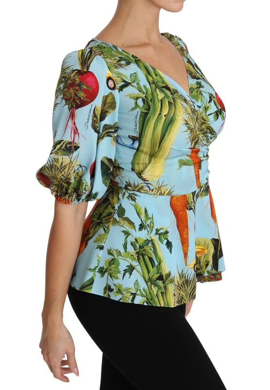 Increíble blusa de seda con estampado de vegetales de Dolce & Gabbana  
Hecha en Italia con alta artesanía  
Diseño de estampado de vegetales multicolor  
Detalles de logo  
Mezcla de material de 94% seda y 6% spandex  
Pieza exclusiva y elegante