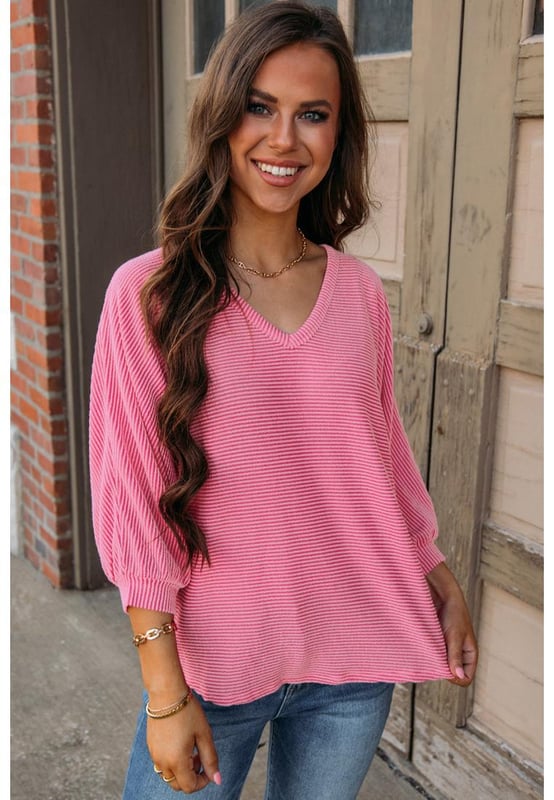 Erdbeer-Pink Gestreifter Print Blusenärmel V-Ausschnitt Top  
Stylisch und vielseitig  
V-Ausschnitt und Blusenärmel für einen eleganten Akzent  
Klassisches und zeitloses Streifenmuster  
Weicher und bequemer Stoff für den ganzen Tag  
In verschiedenen Größen erhältlich  
Material: 75% Polyester, 20% Viskose, 5% Elasthan
