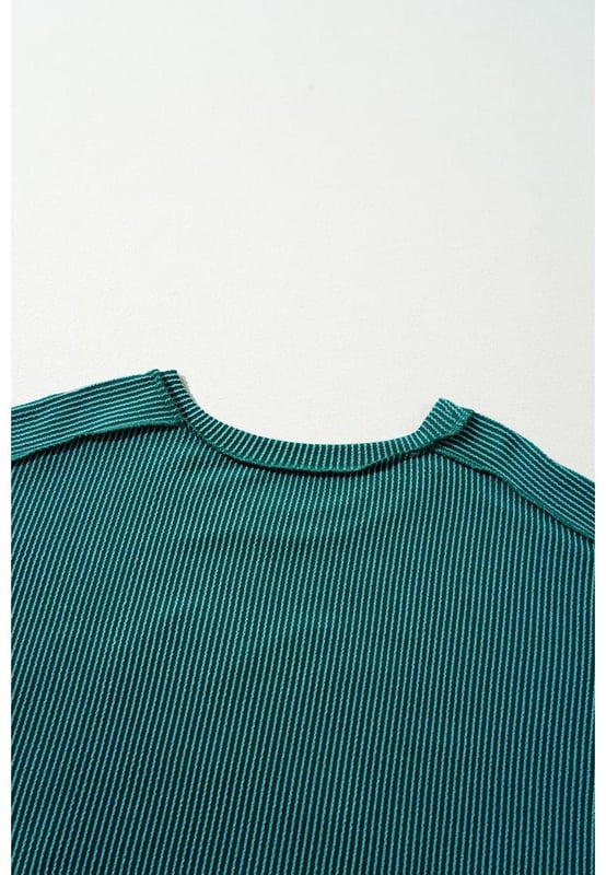 Diseño gráfico alegre  
Tejido de punto cordado con un tacto de fina textura  
Mangas de murciélago a la moda  
Costuras expuestas y elegantes  
Ideal para uso casual y festividades  
Material: 75% Poliéster 20% Viscosa 5% Elastano