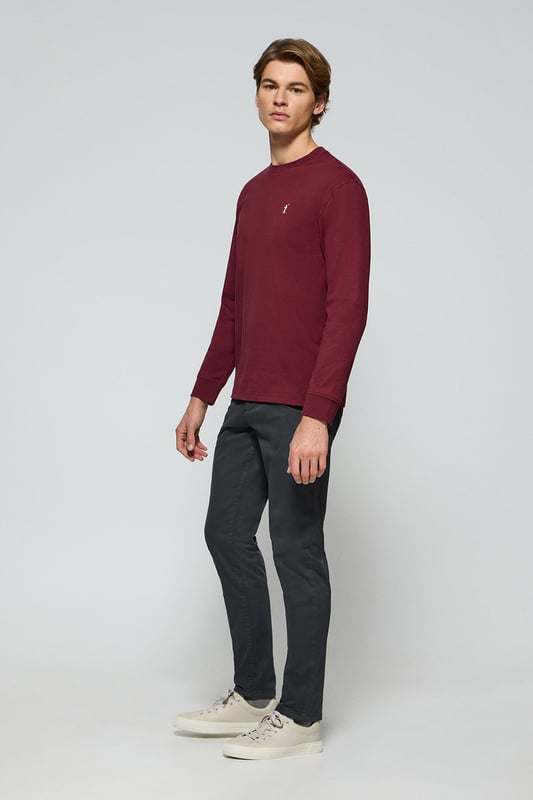 Entdecken Sie die perfekte Kombination aus Schlichtheit und Stil mit unserem klassischen Langarm-T-Shirt für Herren. Es ist aus weicher Baumwolle gefertigt und bietet den Komfort, den Sie sich von einem Essential wünschen. Der gerippte Rundhalsausschnitt sorgt für eine bequeme Passform. Das mit Logo versehene Nahtband der Krageninnenseite unterstreicht das Finish. Die unverwechselbare Rigby Go-Stickerei in Kontrastfarbe auf der Brust ist das i-Tüpfelchen, das dieses Poloshirt zu einem Must-Have in Ihrer Garderobe macht.