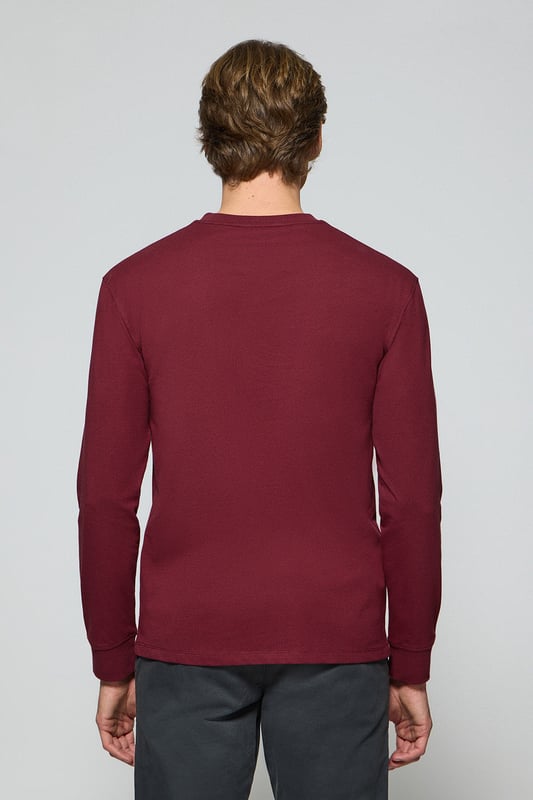 Entdecken Sie die perfekte Kombination aus Schlichtheit und Stil mit unserem klassischen Langarm-T-Shirt für Herren. Es ist aus weicher Baumwolle gefertigt und bietet den Komfort, den Sie sich von einem Essential wünschen. Der gerippte Rundhalsausschnitt sorgt für eine bequeme Passform. Das mit Logo versehene Nahtband der Krageninnenseite unterstreicht das Finish. Die unverwechselbare Rigby Go-Stickerei in Kontrastfarbe auf der Brust ist das i-Tüpfelchen, das dieses Poloshirt zu einem Must-Have in Ihrer Garderobe macht.