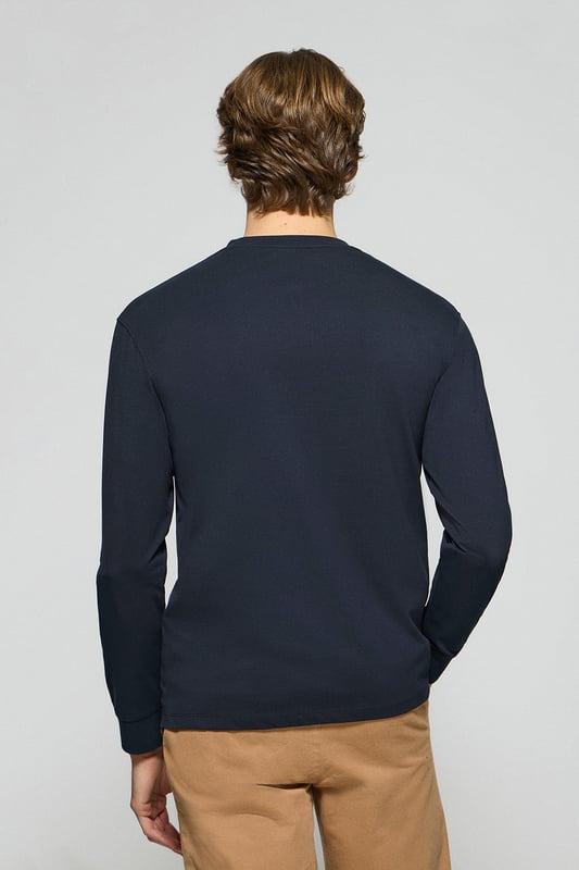 Entdecken Sie die perfekte Kombination aus Schlichtheit und Stil mit unserem klassischen Langarm-T-Shirt für Herren. Es ist aus weicher Baumwolle gefertigt und bietet den Komfort, den Sie sich von einem Essential wünschen. Der gerippte Rundhalsausschnitt sorgt für eine bequeme Passform. Das mit Logo versehene Nahtband der Krageninnenseite unterstreicht das Finish. Die unverwechselbare Rigby Go-Stickerei in Kontrastfarbe auf der Brust ist das i-Tüpfelchen, das dieses Poloshirt zu einem Must-Have in Ihrer Garderobe macht.