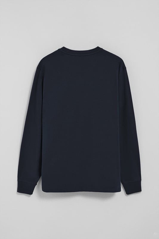 Entdecken Sie die perfekte Kombination aus Schlichtheit und Stil mit unserem klassischen Langarm-T-Shirt für Herren. Es ist aus weicher Baumwolle gefertigt und bietet den Komfort, den Sie sich von einem Essential wünschen. Der gerippte Rundhalsausschnitt sorgt für eine bequeme Passform. Das mit Logo versehene Nahtband der Krageninnenseite unterstreicht das Finish. Die unverwechselbare Rigby Go-Stickerei in Kontrastfarbe auf der Brust ist das i-Tüpfelchen, das dieses Poloshirt zu einem Must-Have in Ihrer Garderobe macht.