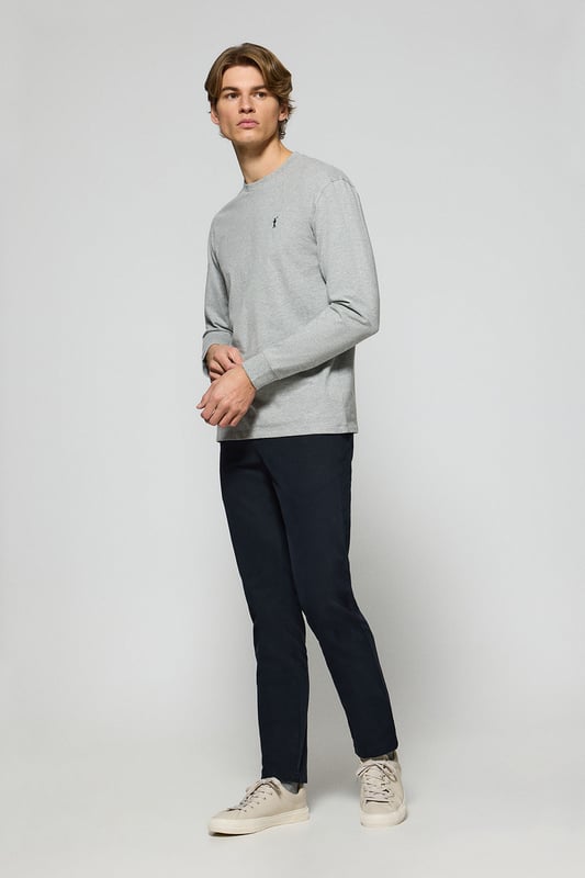 Entdecken Sie die perfekte Kombination aus Schlichtheit und Stil mit unserem klassischen Langarm-T-Shirt für Herren. Es ist aus weicher Baumwolle gefertigt und bietet den Komfort, den Sie sich von einem Essential wünschen. Der gerippte Rundhalsausschnitt sorgt für eine bequeme Passform. Das mit Logo versehene Nahtband der Krageninnenseite unterstreicht das Finish. Die unverwechselbare Rigby Go-Stickerei in Kontrastfarbe auf der Brust ist das i-Tüpfelchen, das dieses Poloshirt zu einem Must-Have in Ihrer Garderobe macht.