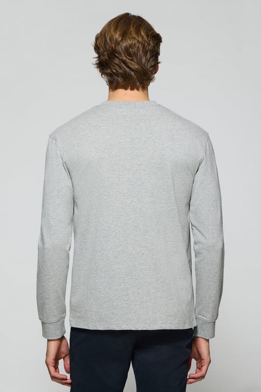Entdecken Sie die perfekte Kombination aus Schlichtheit und Stil mit unserem klassischen Langarm-T-Shirt für Herren. Es ist aus weicher Baumwolle gefertigt und bietet den Komfort, den Sie sich von einem Essential wünschen. Der gerippte Rundhalsausschnitt sorgt für eine bequeme Passform. Das mit Logo versehene Nahtband der Krageninnenseite unterstreicht das Finish. Die unverwechselbare Rigby Go-Stickerei in Kontrastfarbe auf der Brust ist das i-Tüpfelchen, das dieses Poloshirt zu einem Must-Have in Ihrer Garderobe macht.