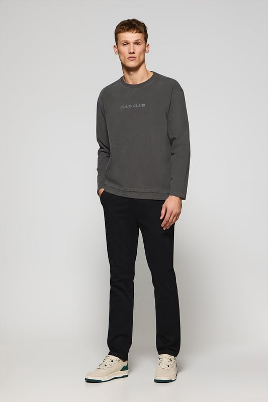 Unser modernes, legeres Langarm-T-Shirt mit Rundhalsausschnitt von Hermes hat ein Garment-Dye-Finish für einen Used-Look und ein weiches Tragegefühl. Es ist aus schwerer Baumwolle gefertigt, die für Haltbarkeit und Komfort sorgt. Die Seitenschlitze und der doppelte Saum verleihen dem Design Lebendigkeit, während die entspannte Passform einen lockeren, bequemen Sitz verleiht. Das mit Logo versehene farblich abgestimmte Nahtband an der Krageninnenseite ist Ausdruck liebevoller Detailarbeit. Das gummierte, farblich abgestimmte Polo Club Logo auf der Brust rundet dieses Kleidungsstück ab, das für Männer entworfen wurde, die einen lässigen und zugleich edlen Stil suchen.