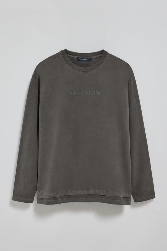 Unser modernes, legeres Langarm-T-Shirt mit Rundhalsausschnitt von Hermes hat ein Garment-Dye-Finish für einen Used-Look und ein weiches Tragegefühl. Es ist aus schwerer Baumwolle gefertigt, die für Haltbarkeit und Komfort sorgt. Die Seitenschlitze und der doppelte Saum verleihen dem Design Lebendigkeit, während die entspannte Passform einen lockeren, bequemen Sitz verleiht. Das mit Logo versehene farblich abgestimmte Nahtband an der Krageninnenseite ist Ausdruck liebevoller Detailarbeit. Das gummierte, farblich abgestimmte Polo Club Logo auf der Brust rundet dieses Kleidungsstück ab, das für Männer entworfen wurde, die einen lässigen und zugleich edlen Stil suchen.