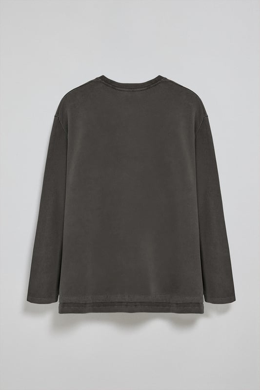Unser modernes, legeres Langarm-T-Shirt mit Rundhalsausschnitt von Hermes hat ein Garment-Dye-Finish für einen Used-Look und ein weiches Tragegefühl. Es ist aus schwerer Baumwolle gefertigt, die für Haltbarkeit und Komfort sorgt. Die Seitenschlitze und der doppelte Saum verleihen dem Design Lebendigkeit, während die entspannte Passform einen lockeren, bequemen Sitz verleiht. Das mit Logo versehene farblich abgestimmte Nahtband an der Krageninnenseite ist Ausdruck liebevoller Detailarbeit. Das gummierte, farblich abgestimmte Polo Club Logo auf der Brust rundet dieses Kleidungsstück ab, das für Männer entworfen wurde, die einen lässigen und zugleich edlen Stil suchen.