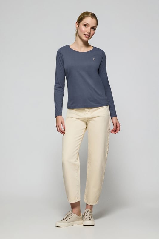 Polo Club folgt mit diesem langärmligen Damen-T-Shirt aus weicher Baumwolle dem Comfy-Trend. Ihre überarbeitete klassische Passform macht sie zu unverzichtbaren Basics für jeden Anlass. Gerippter Rundhalsausschnitt mit Nahtband in Kontrastfarbe. Regular Fit. Rigby Go-Stickerei auf der linken Brustseite.