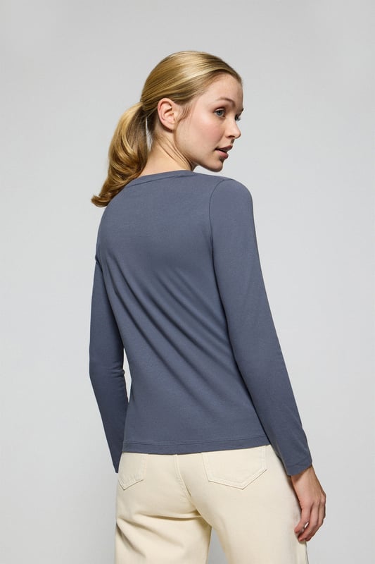 Polo Club folgt mit diesem langärmligen Damen-T-Shirt aus weicher Baumwolle dem Comfy-Trend. Ihre überarbeitete klassische Passform macht sie zu unverzichtbaren Basics für jeden Anlass. Gerippter Rundhalsausschnitt mit Nahtband in Kontrastfarbe. Regular Fit. Rigby Go-Stickerei auf der linken Brustseite.