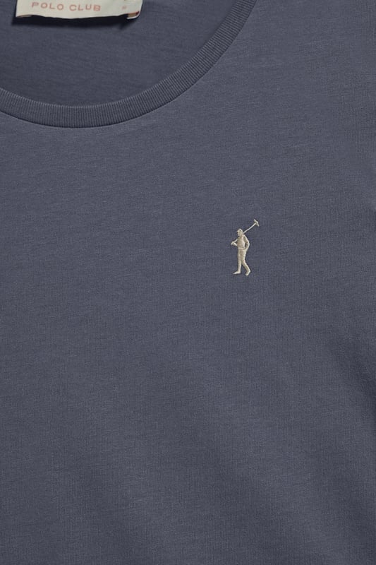 Polo Club folgt mit diesem langärmligen Damen-T-Shirt aus weicher Baumwolle dem Comfy-Trend. Ihre überarbeitete klassische Passform macht sie zu unverzichtbaren Basics für jeden Anlass. Gerippter Rundhalsausschnitt mit Nahtband in Kontrastfarbe. Regular Fit. Rigby Go-Stickerei auf der linken Brustseite.