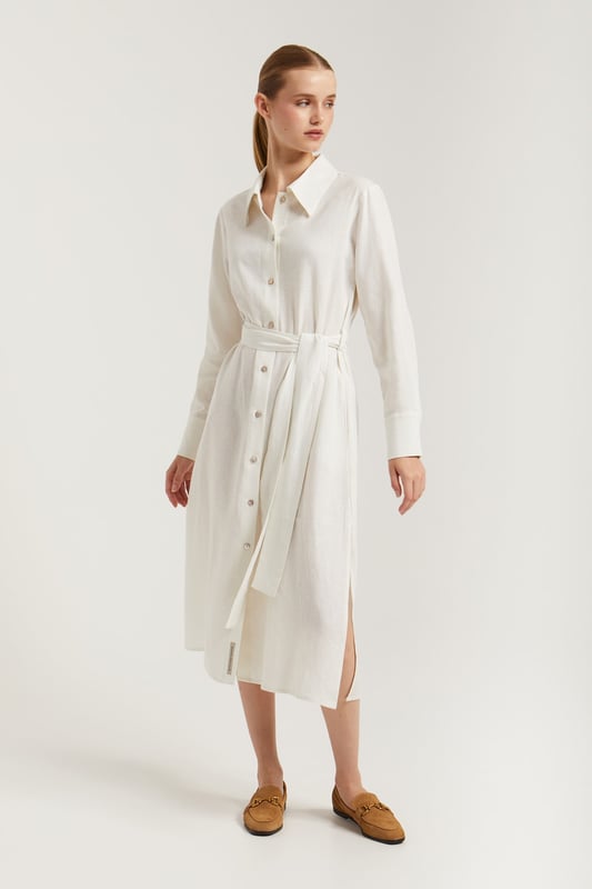 Hemdkleid mit klassischem Kragen. Hergestellt aus Leinen und Rayon. Vielseitig und bequem ist dieses weit geschnittene Midi-Kleid, dass mit dem Gürtel an die Figur angepasst werden kann. Frontaler Verschluss mit Logo-Perlmuttknöpfen. Lange Ärmel mit eckigen geknöpften Manschetten. Polo Club Stickerei im passenden Farbton auf der Innenseite der Knopfleiste. Kleines Etikett „Linen Collection“ auf der Außenseite der Knopfleiste. Seitliche Öffnungen. Ungefähre Länge des Gürtels: 2 m.