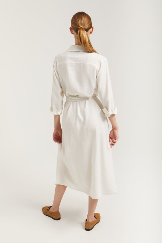 Hemdkleid mit klassischem Kragen. Hergestellt aus Leinen und Rayon. Vielseitig und bequem ist dieses weit geschnittene Midi-Kleid, dass mit dem Gürtel an die Figur angepasst werden kann. Frontaler Verschluss mit Logo-Perlmuttknöpfen. Lange Ärmel mit eckigen geknöpften Manschetten. Polo Club Stickerei im passenden Farbton auf der Innenseite der Knopfleiste. Kleines Etikett „Linen Collection“ auf der Außenseite der Knopfleiste. Seitliche Öffnungen. Ungefähre Länge des Gürtels: 2 m.