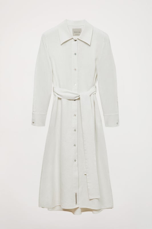 Hemdkleid mit klassischem Kragen. Hergestellt aus Leinen und Rayon. Vielseitig und bequem ist dieses weit geschnittene Midi-Kleid, dass mit dem Gürtel an die Figur angepasst werden kann. Frontaler Verschluss mit Logo-Perlmuttknöpfen. Lange Ärmel mit eckigen geknöpften Manschetten. Polo Club Stickerei im passenden Farbton auf der Innenseite der Knopfleiste. Kleines Etikett „Linen Collection“ auf der Außenseite der Knopfleiste. Seitliche Öffnungen. Ungefähre Länge des Gürtels: 2 m.