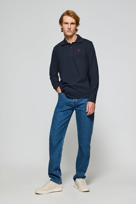Unser klassisches Langarm-Poloshirt für Herren aus Baumwoll-Piqué zeichnet sich durch seine hohe Qualität und eine neue verbesserte Passform aus. Die gerippten Bündchen mit Reliefstäbchen an Kragen und Manschetten sorgen für einen optimalen Sitz. Die kleinen verstärkten Seitenschlitze und das marineblaue Nahtband mit Logo am Kragen garantieren Widerstandsfähigkeit und Stil. Der Drei-Knopf-Kragen verfügt über ein Kragenstäbchen an der Hinterseite, das ihn dezent aufrecht hält. Die unverwechselbare Rigby Go-Stickerei in Kontrastfarbe auf der Brust ist das i-Tüpfelchen, das dieses Poloshirt zu einem Must-Have in Ihrer Garderobe macht.