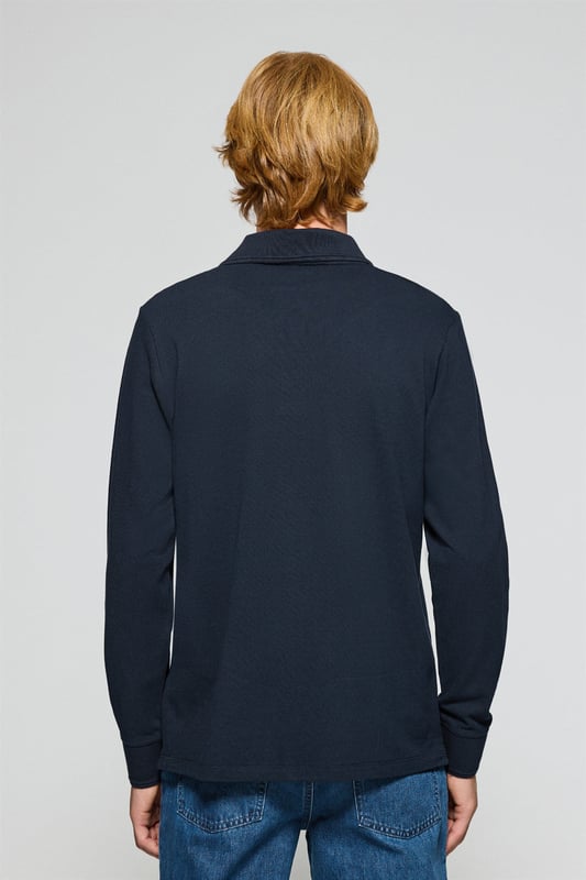 Unser klassisches Langarm-Poloshirt für Herren aus Baumwoll-Piqué zeichnet sich durch seine hohe Qualität und eine neue verbesserte Passform aus. Die gerippten Bündchen mit Reliefstäbchen an Kragen und Manschetten sorgen für einen optimalen Sitz. Die kleinen verstärkten Seitenschlitze und das marineblaue Nahtband mit Logo am Kragen garantieren Widerstandsfähigkeit und Stil. Der Drei-Knopf-Kragen verfügt über ein Kragenstäbchen an der Hinterseite, das ihn dezent aufrecht hält. Die unverwechselbare Rigby Go-Stickerei in Kontrastfarbe auf der Brust ist das i-Tüpfelchen, das dieses Poloshirt zu einem Must-Have in Ihrer Garderobe macht.